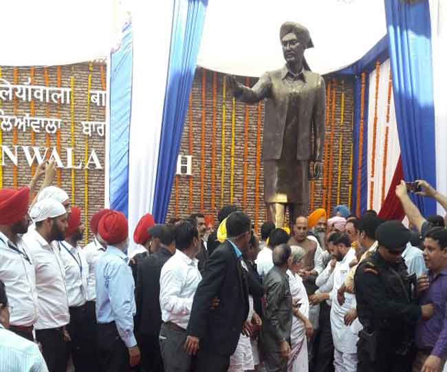 देखें तस्वीरें: राजनाथ ने अमृतसर में गुरुघर में टेका माथा, शहीद ऊधम सिंह को किया याद