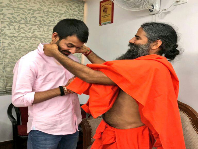 योगगुरु बाबा रामदेव ने तेजप्रताप को दिया गिफ्ट, एेश्वर्या को दिया आशीर्वाद, देखें तस्वीरें..
