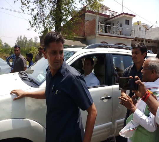 रोड शो के बाद में बहन और जीजा की मौजूदगी में राहुल गांधी ने किया नामांकन, देखें तस्वीरें