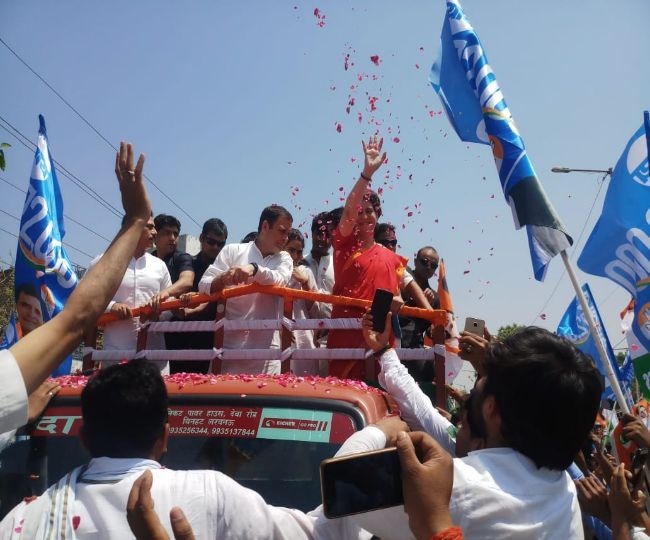 रोड शो के बाद में बहन और जीजा की मौजूदगी में राहुल गांधी ने किया नामांकन, देखें तस्वीरें