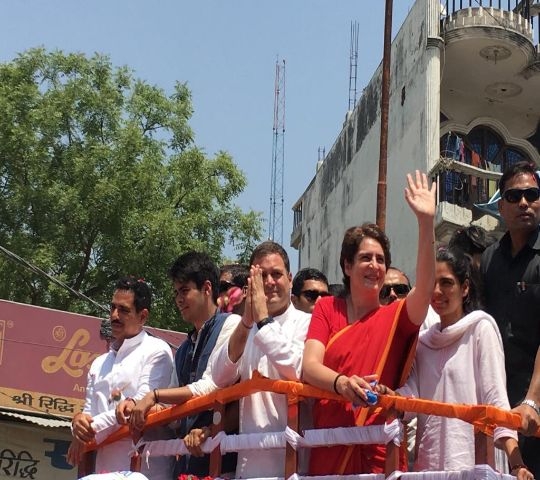 रोड शो के बाद में बहन और जीजा की मौजूदगी में राहुल गांधी ने किया नामांकन, देखें तस्वीरें