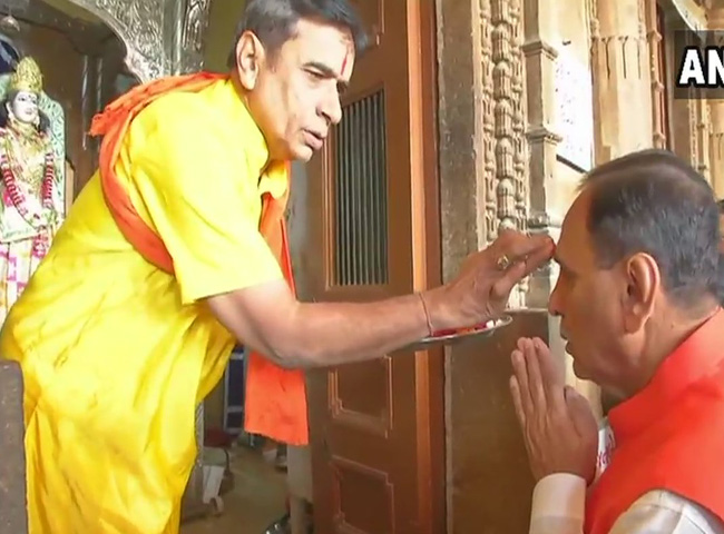 Pics: विजय रुपाणी ने ली सीएम पद की शपथ, पीएम मोदी समेत कई राज्यों के CM पहुंचे