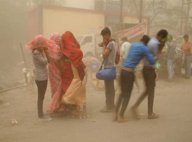 Pics: उत्तर प्रदेश समेत देश के कई राज्यों में आंधी का कहर