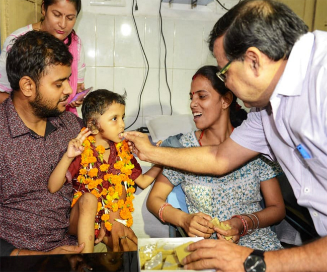 बोरवेल से निकाली गई बहादुर सना को मिठाई खिलाकर पीएमसीएच से दी गई विदाई, देखें तस्वीरें..