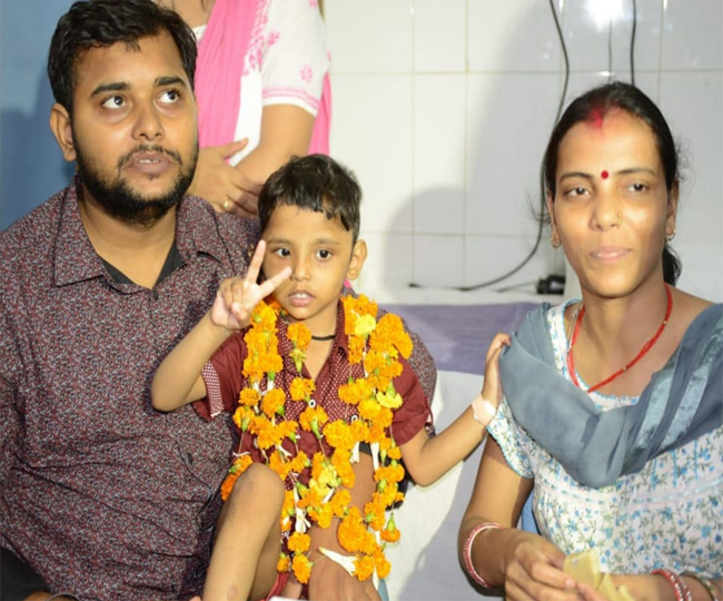 बोरवेल से निकाली गई बहादुर सना को मिठाई खिलाकर पीएमसीएच से दी गई विदाई, देखें तस्वीरें..