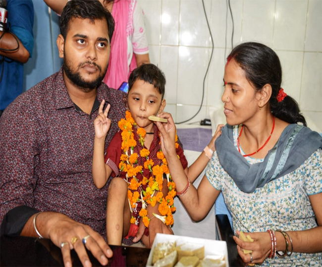 बोरवेल से निकाली गई बहादुर सना को मिठाई खिलाकर पीएमसीएच से दी गई विदाई, देखें तस्वीरें..