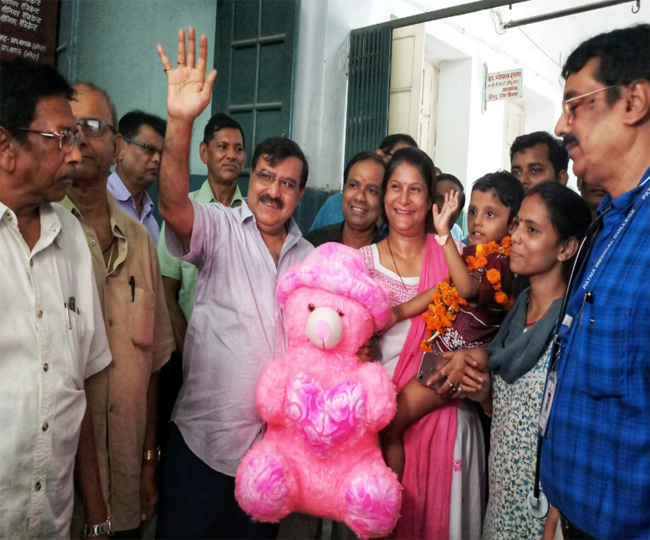 बोरवेल से निकाली गई बहादुर सना को मिठाई खिलाकर पीएमसीएच से दी गई विदाई, देखें तस्वीरें..