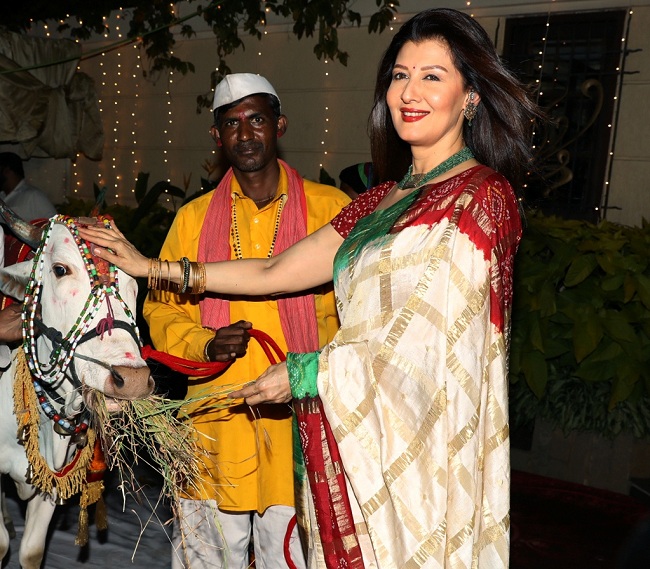बॉलीवुड में भी दिखी महाशिवरात्रि की झलक, देखिये संगीता बिजलानी की भक्तिमय तस्वीरें