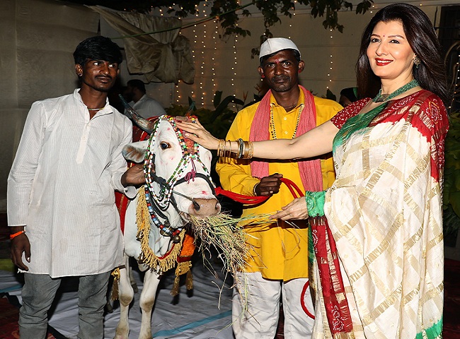 बॉलीवुड में भी दिखी महाशिवरात्रि की झलक, देखिये संगीता बिजलानी की भक्तिमय तस्वीरें
