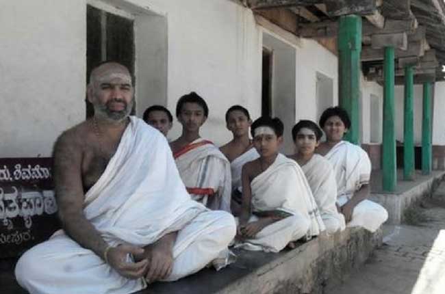 संस्कृत बोलने वाले इस गांव के हर घर से एक है इंजीनियर या अफसर, जानें इनके बारे में