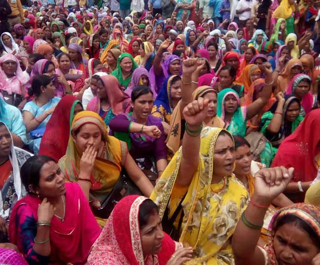 तस्वीरों में देखें-उग्र होता शिक्षामित्रों का आंदोलन