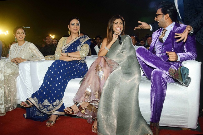 बॉलीवुड सितारों ने मिलकर दिया एक खूबसूरत शाम का तोहफ़ा, देखें 10 धांसू तस्वीरें