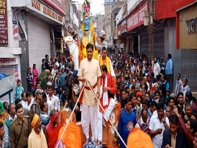 महाशिवरात्रि पर ऊं नमः शिवाय से गूंजे शिवालय, निकली शिव की बारात, देखें तस्वीरें...