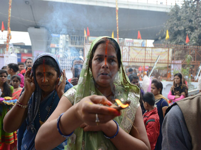 महाशिवरात्रि पर ऊं नमः शिवाय से गूंजे शिवालय, निकली शिव की बारात, देखें तस्वीरें...