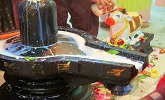 //www.jagranimages.com/images/shivling-milk_2017_10_14_105522_s.jpg