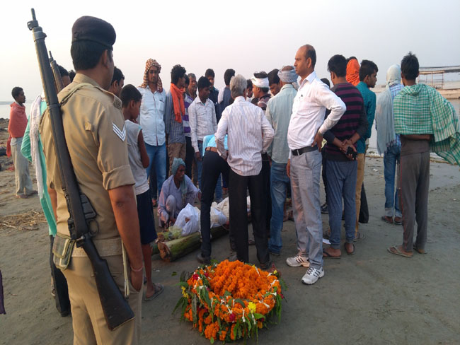 PICS: सिवान पहुंचे इराक में मारे गए बिहारियों के शव अवशेष, किया गया अंतिम संस्कार