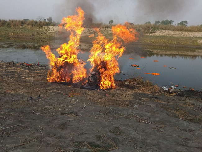PICS: सिवान पहुंचे इराक में मारे गए बिहारियों के शव अवशेष, किया गया अंतिम संस्कार