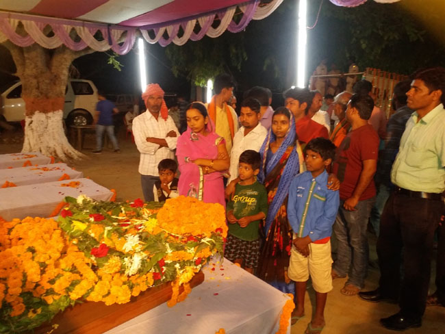 PICS: सिवान पहुंचे इराक में मारे गए बिहारियों के शव अवशेष, किया गया अंतिम संस्कार