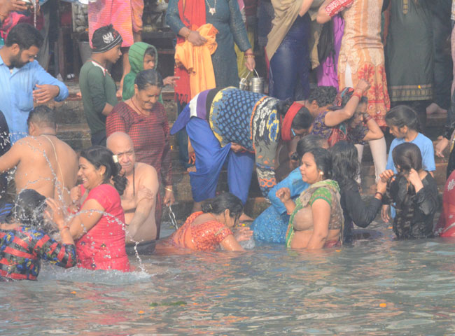 मौनी अमावस्या पर उमड़ा आस्था का सैलाब, सर्दी में भी डुबकी लगाते रहे भक्त; देखें तस्वीरें
