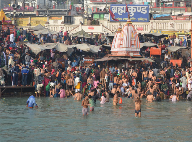 मौनी अमावस्या पर उमड़ा आस्था का सैलाब, सर्दी में भी डुबकी लगाते रहे भक्त; देखें तस्वीरें