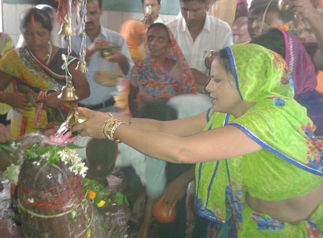 देखें तस्वीरें- यूपी के मंदिरों में सावन के अंतिम सोमवार को उमड़े भक्त