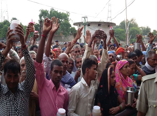 देखें तस्वीरें- यूपी के मंदिरों में सावन के अंतिम सोमवार को उमड़े भक्त