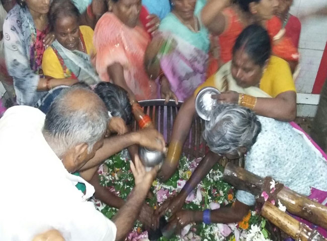 देखें तस्वीरें- यूपी के मंदिरों में सावन के अंतिम सोमवार को उमड़े भक्त