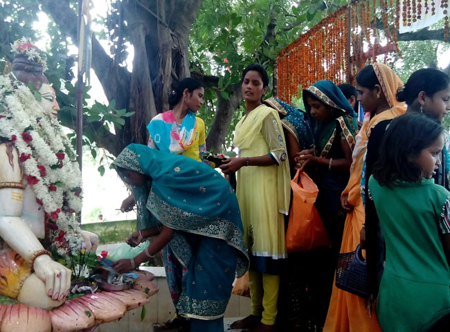 देखें तस्वीरें- यूपी के मंदिरों में सावन के अंतिम सोमवार को उमड़े भक्त