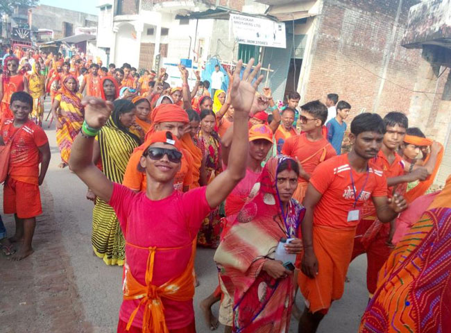 देखें तस्वीरें- यूपी के मंदिरों में सावन के अंतिम सोमवार को उमड़े भक्त