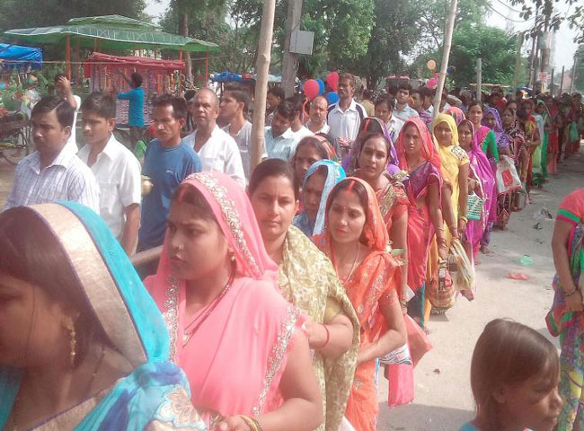 देखें तस्वीरें- यूपी के मंदिरों में सावन के अंतिम सोमवार को उमड़े भक्त