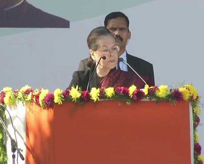 राहुल गांधी बने कांग्रेस के नए अध्यक्ष, देखें कैसे पार्टी कार्यकर्ताओं ने मनाया जश्न