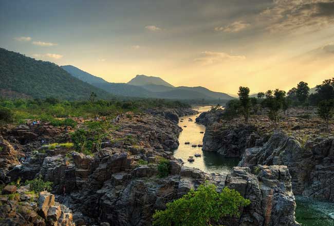 तमिलनाडु के होगेनक्कल से निकलती खूबसूरत कावेरी नदी