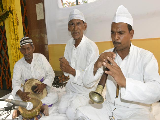 योगगुरु बाबा रामदेव ने तेजप्रताप को दिया गिफ्ट, एेश्वर्या को दिया आशीर्वाद, देखें तस्वीरें..
