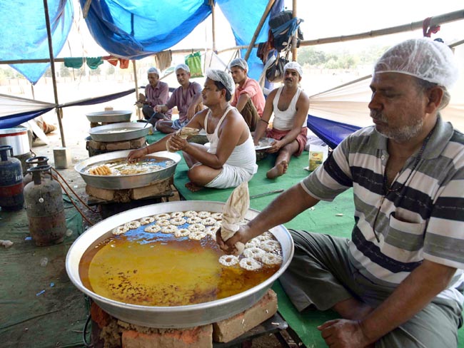 योगगुरु बाबा रामदेव ने तेजप्रताप को दिया गिफ्ट, एेश्वर्या को दिया आशीर्वाद, देखें तस्वीरें..