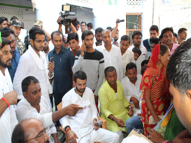 पिता लालू यादव की तरह ठेठ बिहारी अंदाज में दिखे तेज प्रताप, देखें तस्वीरें