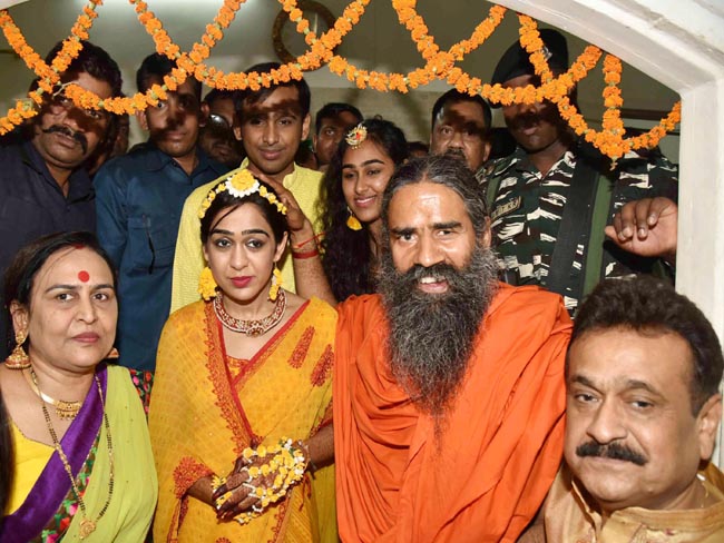 योगगुरु बाबा रामदेव ने तेजप्रताप को दिया गिफ्ट, एेश्वर्या को दिया आशीर्वाद, देखें तस्वीरें..