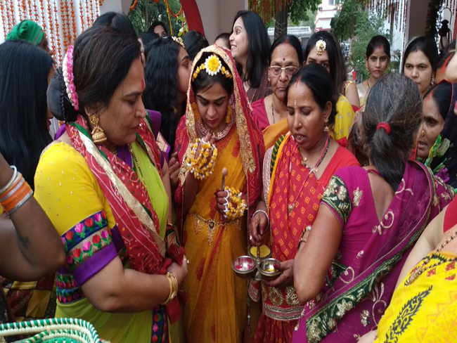 योगगुरु बाबा रामदेव ने तेजप्रताप को दिया गिफ्ट, एेश्वर्या को दिया आशीर्वाद, देखें तस्वीरें..
