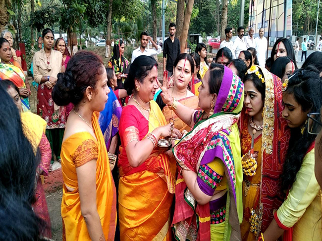 योगगुरु बाबा रामदेव ने तेजप्रताप को दिया गिफ्ट, एेश्वर्या को दिया आशीर्वाद, देखें तस्वीरें..