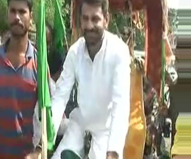 पिता लालू यादव की तरह ठेठ बिहारी अंदाज में दिखे तेज प्रताप, देखें तस्वीरें