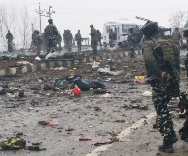 Pulwama Terror Attack: पुलवामा आतंकी हमले में 40 जवान शहीद, जैश-ए-मोहम्मद ने ली जिम्मेदारी