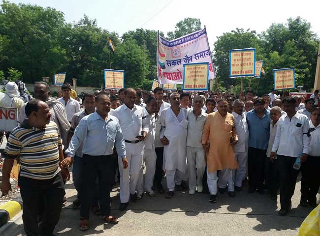 संथारा प्रथा पर बैन के खिलाफ प्रदर्शन, देखें तस्वीरें