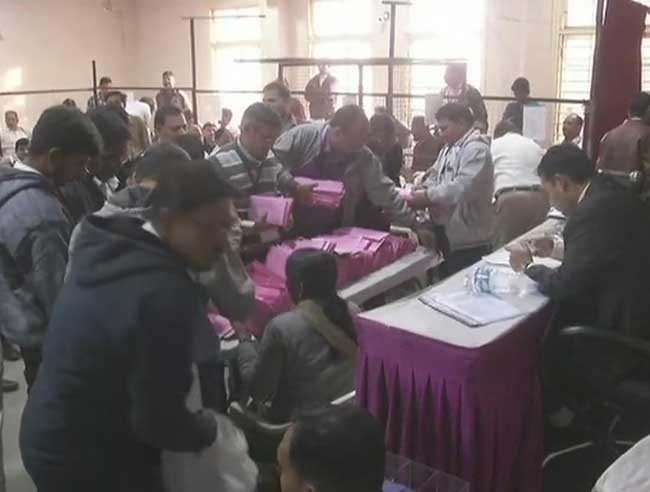 कड़ी सुरक्षा के बीच गुजरात विधानसभा चुनाव की मतगणना, देखें तस्वीरें
