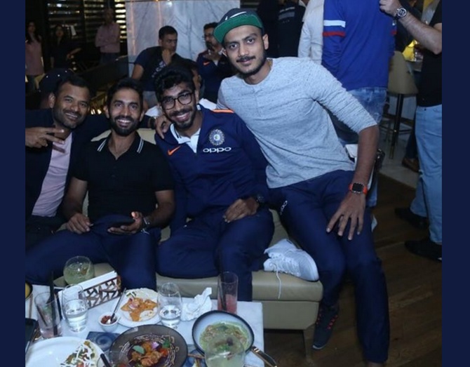 //www.jagranimages.com/images/virat_party_photos_2017_11_2_155422_s.jpg