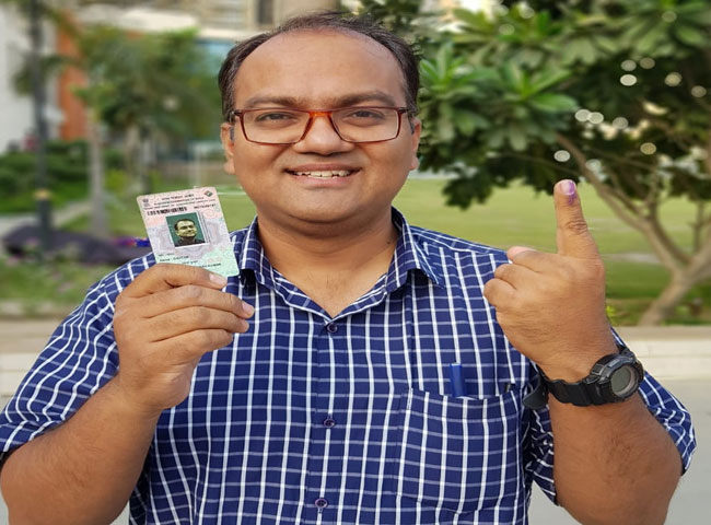 लोकसभा चुनाव 2019: वोटिंग के बाद किसी ने सेल्फी ली तो किसी ने खिंचवाई फोटो