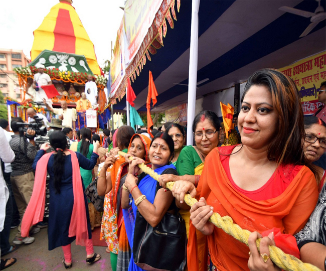 पटना में बलदेव और सुभद्रा संग नगर भ्रमण को निकले भगवान जगन्नाथ, देखें तस्वीरें...
