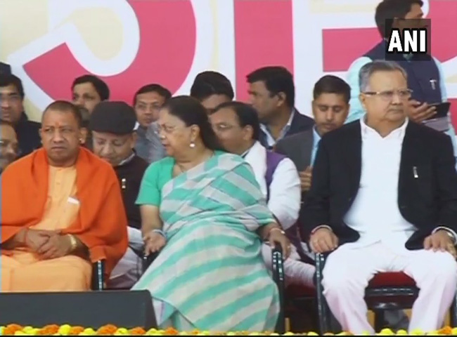 Pics: विजय रुपाणी ने ली सीएम पद की शपथ, पीएम मोदी समेत कई राज्यों के CM पहुंचे