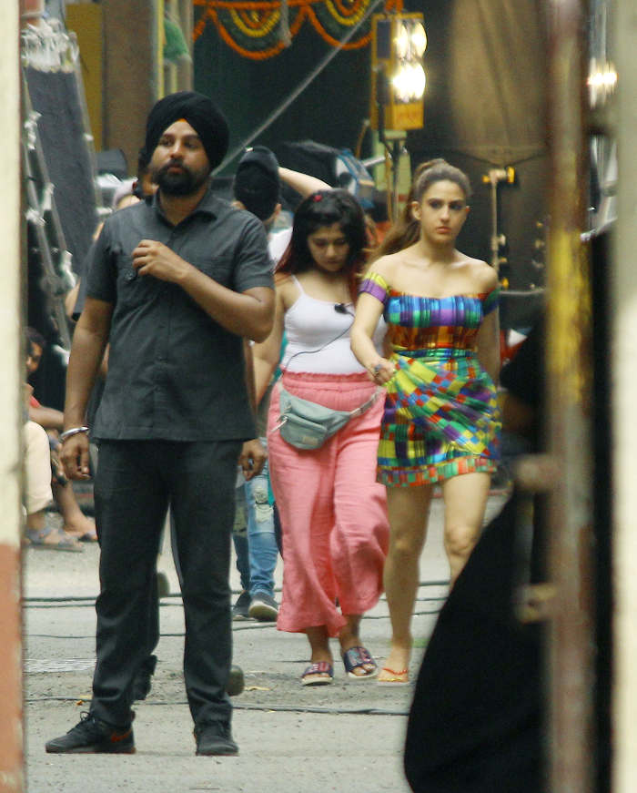 तस्वीरें: Coolie No 1 रीमेक मूवी के सेट पर ऐसे लुक में नजर आए वरुण धवन और सारा अली खान