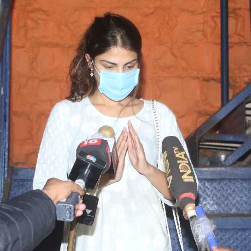 सुशांत सिंह राजपूत मामले में पूछताछ के बाद रिया चक्रवर्ती बांद्रा पुलिस स्टेशन से बाहर आती हुईं