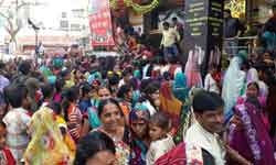Shopper giving rs one for one sari authorities released sweat know what caused Shopper giving rs one for one sari authorities released sweat know what caused