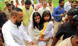 Aishwarya Rai Bachchan reaches Allahabad to immerse her late father’s ashes at Sangam see exclusive pictures Aishwarya Rai Bachchan reaches Allahabad to immerse her late father’s ashes at Sangam see exclusive pictures